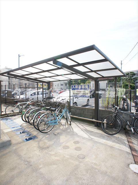 グランドゥール0203号室 駐輪場も屋根付きです。