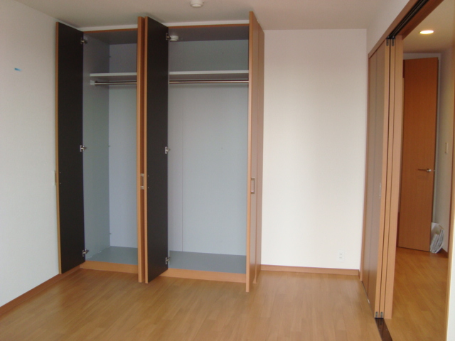 ＥＶＥＲ　ＳＨＩＮＥ　ＳＨＯＮＡＮ 洋室収納