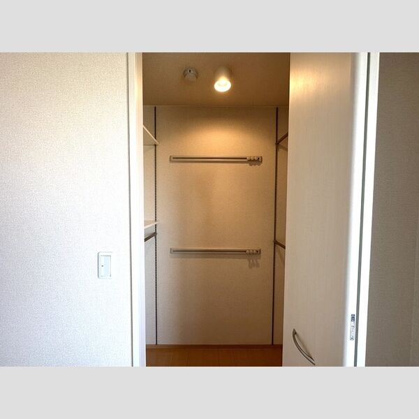 コンフォートスクエア303号室 ワンステップクローゼット