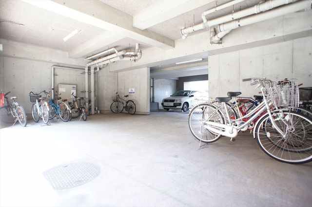 マリンパレス登戸1001号室 敷地内駐輪場のあります