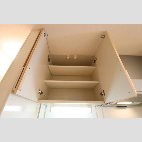 リバーハイツ幕張302号室 キッチン　収納