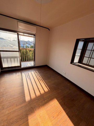 富士見市羽沢戸建て 日当たりのよい2階洋室、ベランダ付。2面採光です。