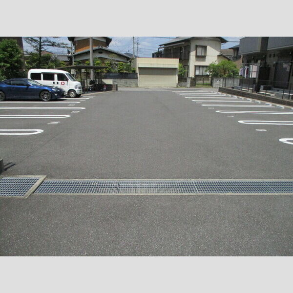 リヴェール壱番館 駐車場