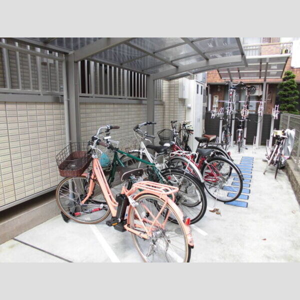 ベルチェドマーニ203号室 屋根付駐輪場