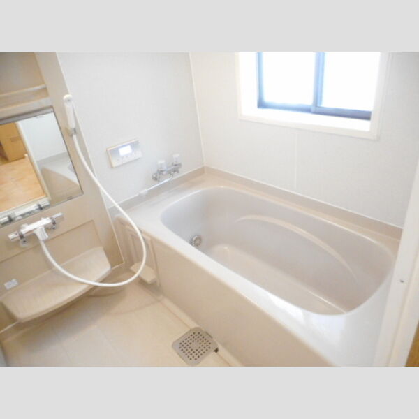 中国分戸建 追い焚き給湯機能付き浴室(小窓付)