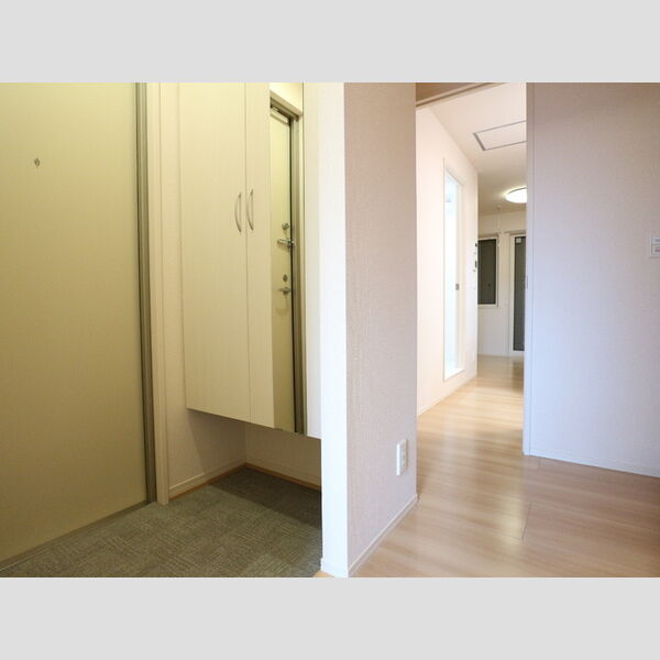 クレストテラス305号室 玄関