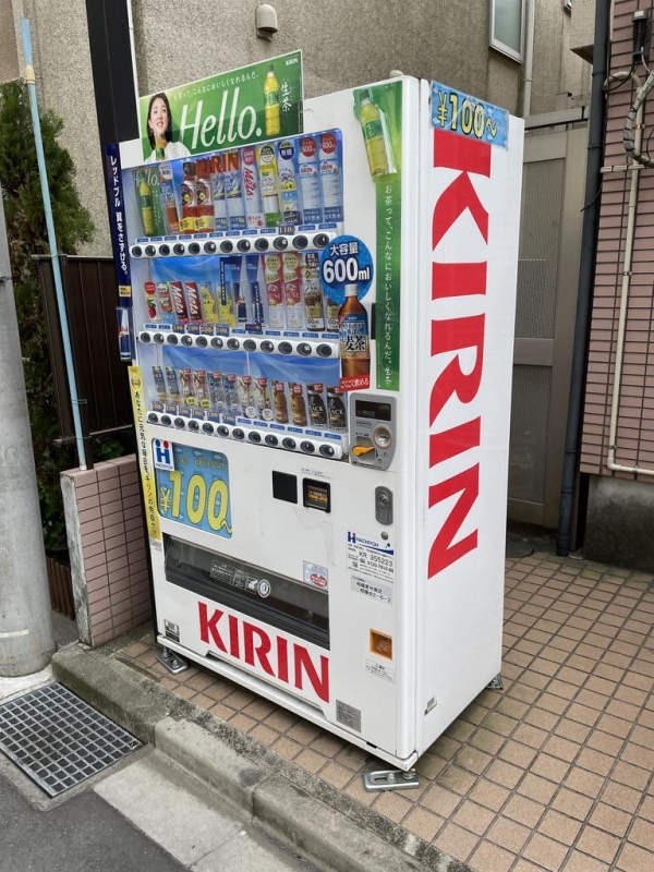 ユタカハイツ相模台1階 敷地内に自動販売機あり♪