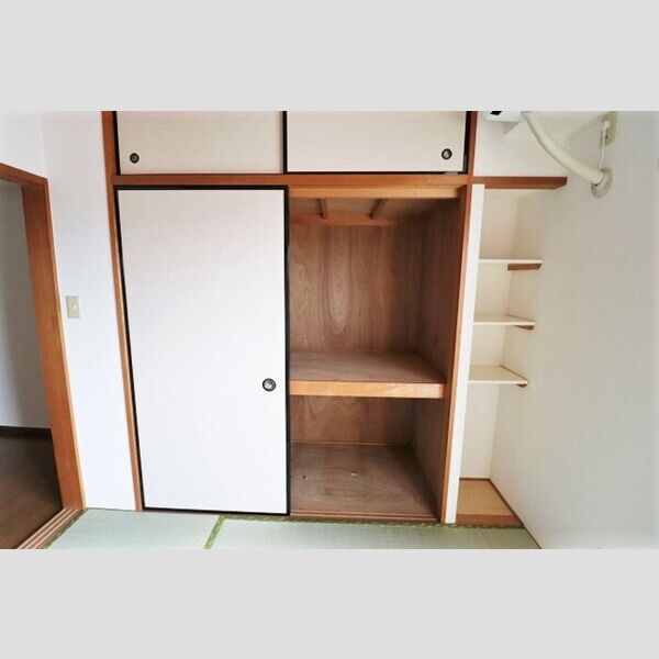 パインツリーコート305号室 和室　押し入れ