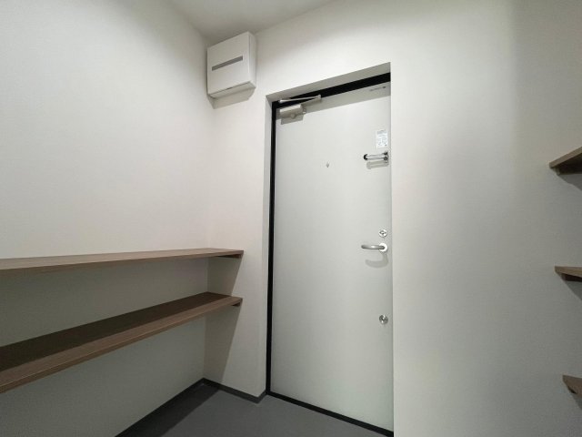 六実ベース 玄関にも魅せる収納棚あり