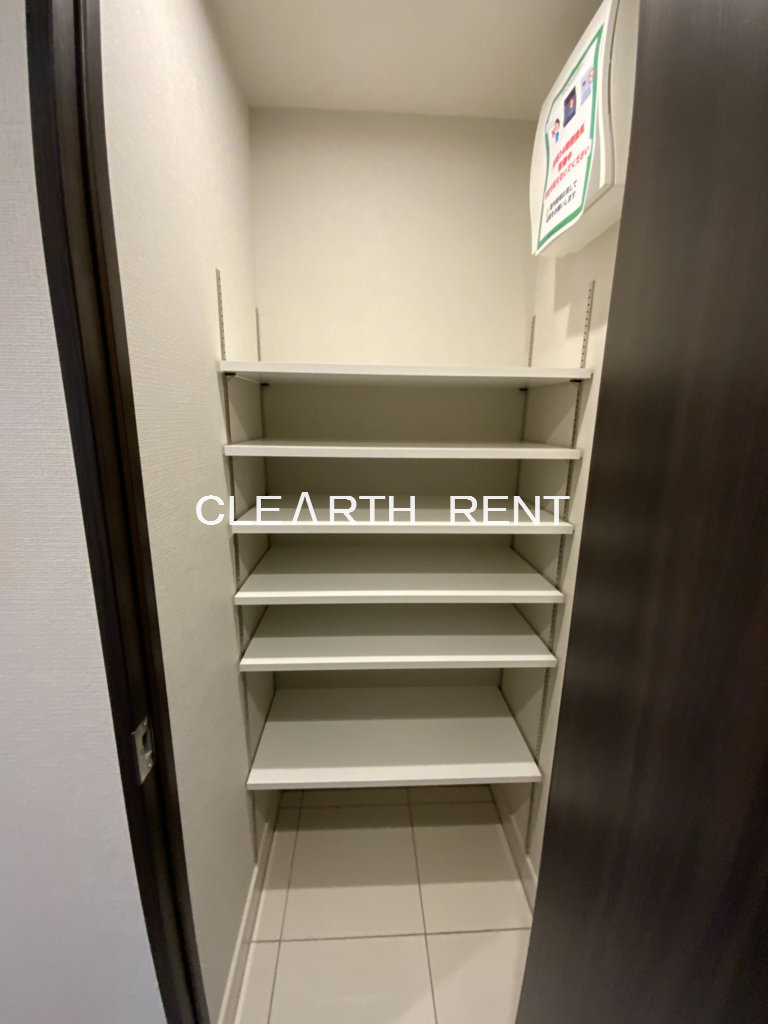 コンシェリア目黒本町 ＴＨＥ ＲＥＳＩＤＥＮＣＥ4階 玄関は靴だけの収納にとどまらないシューズインクローゼット