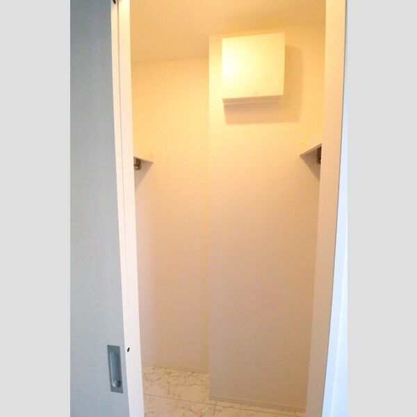 ECLAS102号室 洋室のクローゼット