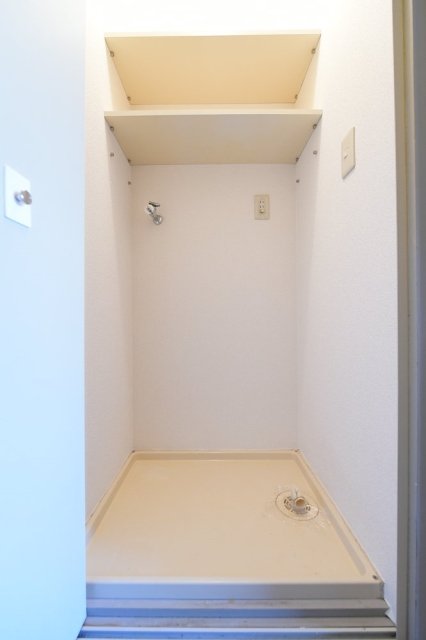 日神パレス生麦1階 室内洗濯機置場