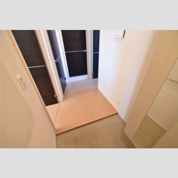 グランイーグルB302号室 玄関