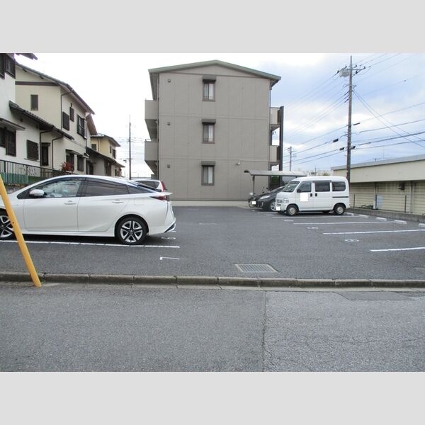 ロジュマン マエバラC 駐車場