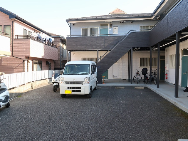 ファミールコミヤ1階 駐車場