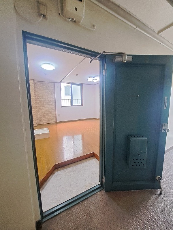泉屋ビル3階 玄関