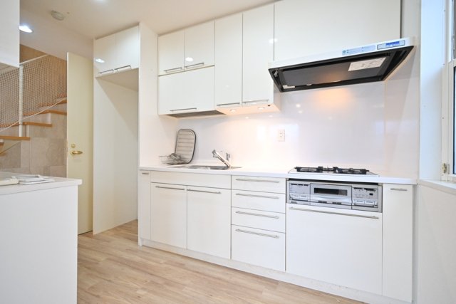 新宿７丁目戸建て キッチン