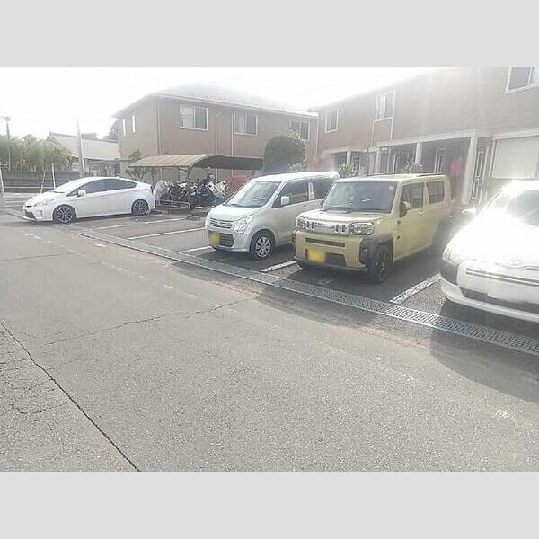 アーク・ド・ルミエール 駐車場