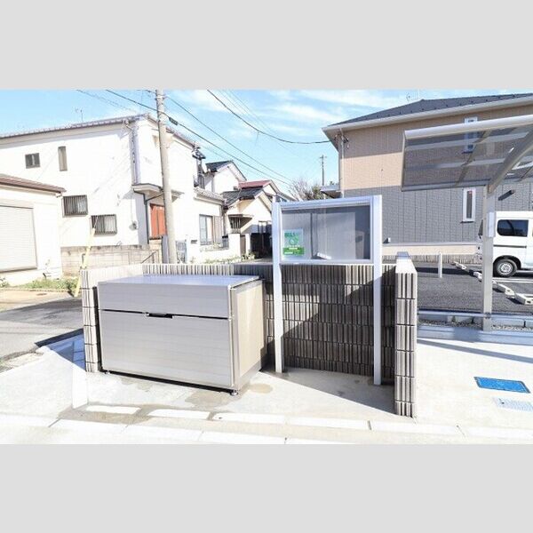 ソレアード202号室 ゴミ箱&掲示板