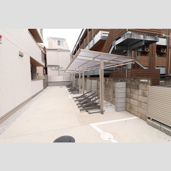 Casa Hermosa111号室 屋根付自転車駐輪場