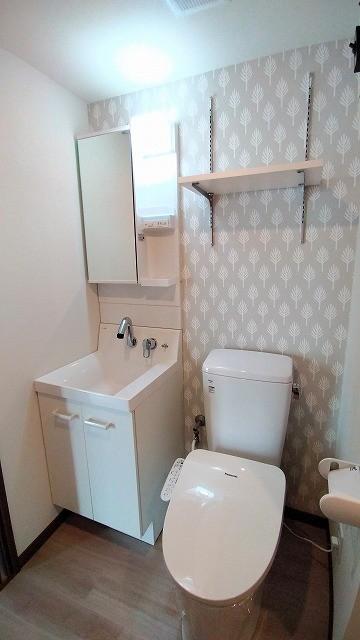 フロムファースト 新しい温水便座、上部棚付き背面はおしゃれにアクセントクロス