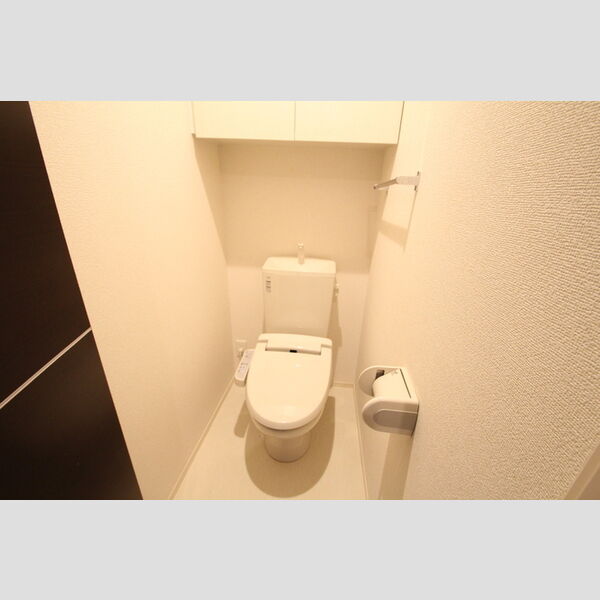 セジュール保塚A 便利な上部棚と温水洗浄便座付きトイレ