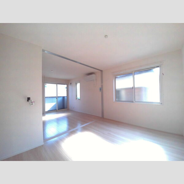 ROSE(ローゼ)201号室 洋室からリビングへの眺め