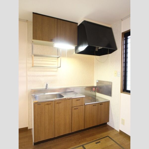 ルードルフィアタウンズ　C 窓から光が差し込むキッチン