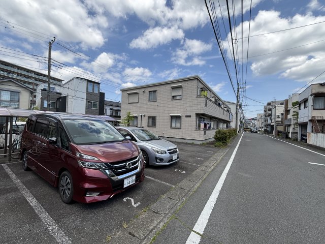 プリュニエラバン0101号室 駐車場