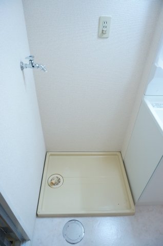 グランプラス0402号室 室内洗濯機置場　※別号室の参考写真です(現況優先・仕様違いの場合あり)
