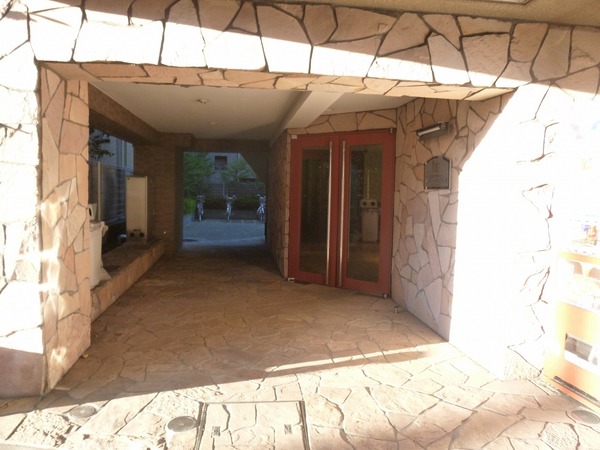 プレールアパートメント芦花公園205号室 エントランス