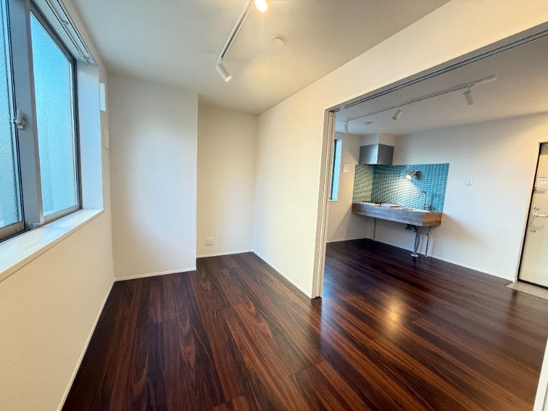 カーサ本木1階 リビングと洋室には間仕切りがあります