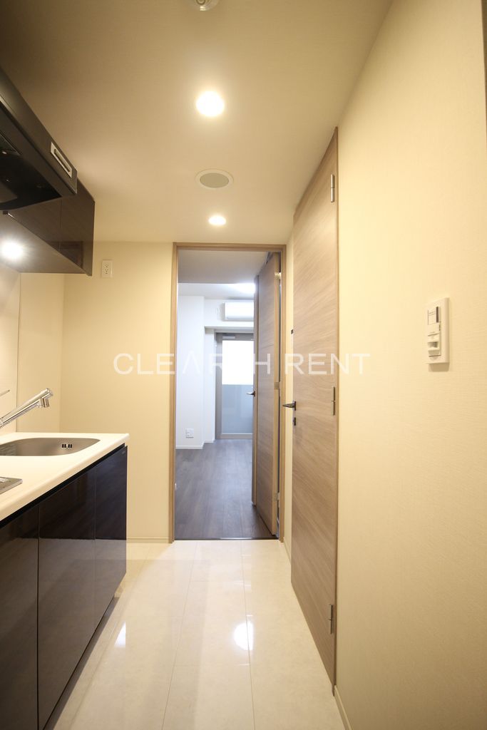 コンシェリア東池袋 大理石調タイル張りの玄関床/人感センサー対応ダウンライト