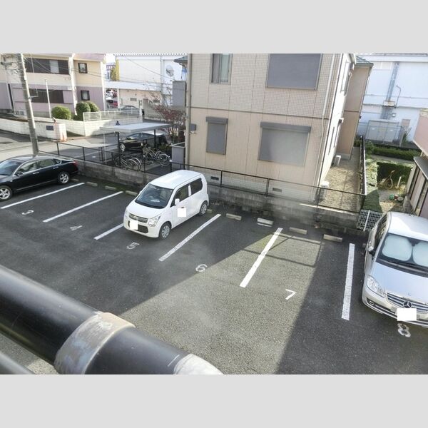 メゾンアベニュー 駐車場