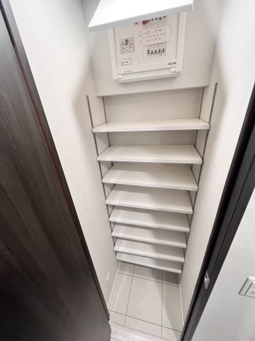 びゅうリエット横浜平沼903号室 シューズクロゼット　※別号室の参考写真です(現況優先・仕様違いの場合あり)