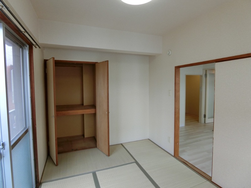 Lily南大野2階 2面採光で日差しが差し込む明るい和室