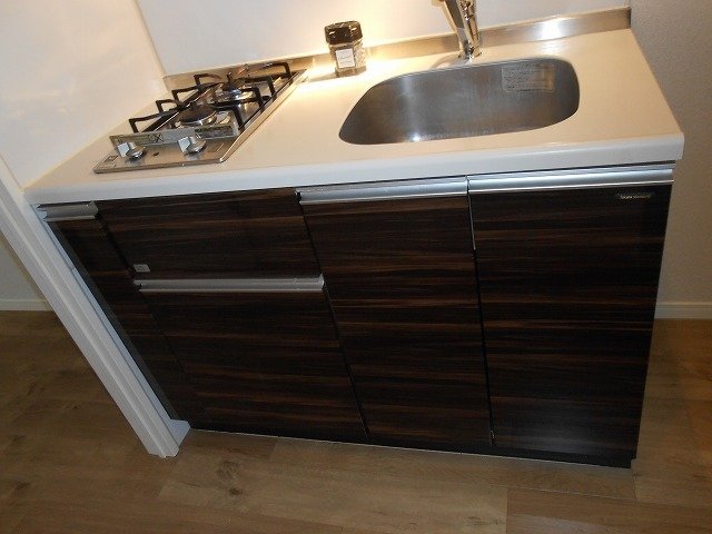 NISHI IKEBUKURO RESIDENCE システムキッチン（2口ガスコンロ）