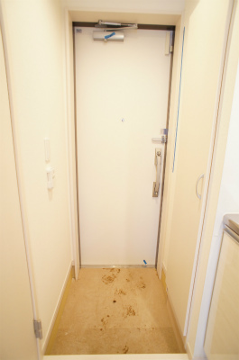 リブリ・ジュネス聖1階 玄関