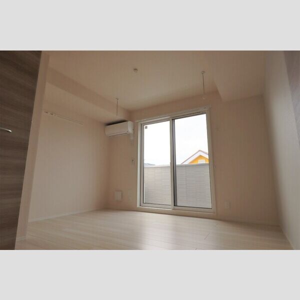 マ・メゾン鵠沼花沢　A 洋室6.6帖　玄関方向より