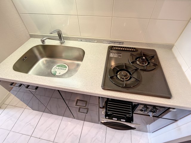 ファーストリアルタワー新宿13階 システムキッチン（2口ガスコンロ・グリル付）