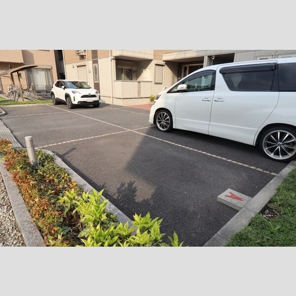 スカイパークYASHIO303号室 駐車場