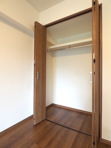 自由が丘パインクレスト 洋室６．５帖（西側）・クロゼット（内装前）