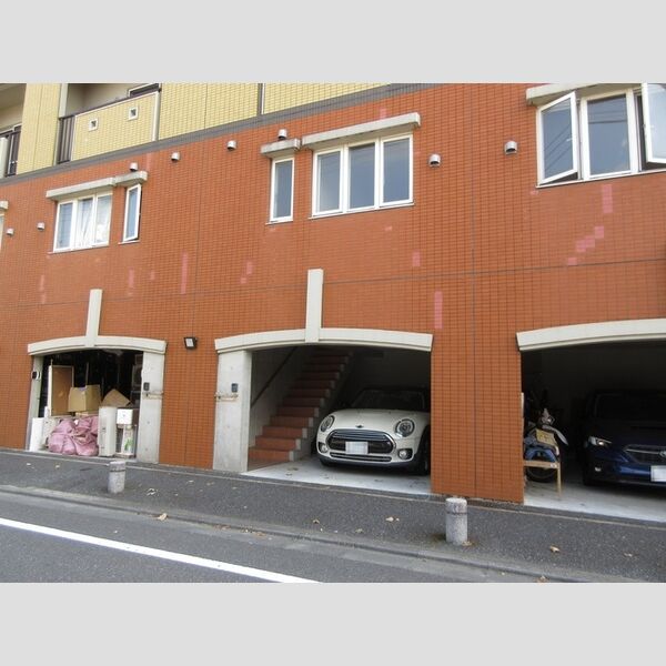 フォレストパーク 各部屋の1階が駐車場・部屋への入り口になる