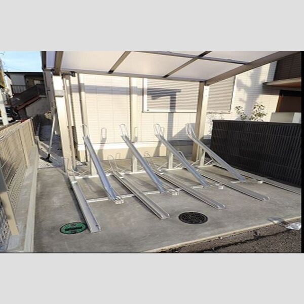 メゾン鶴丸103号室 駐輪場