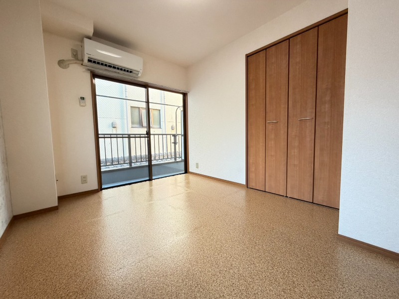 横尾ビル2階 ※別号室の写真となります。