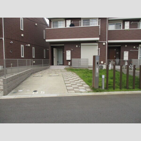 イーグレット　D105号室 専用庭と駐車スペース