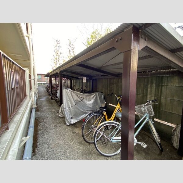 メゾン等々力 屋根付き駐輪場