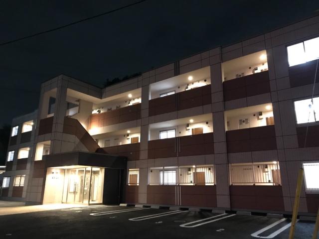 エルヴァス 外観写真（夜）