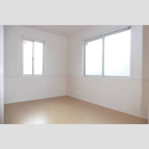 フェリオ203号室 妻側窓で明るい北洋間