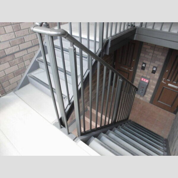 アットイーズ　Ⅴ 共用階段